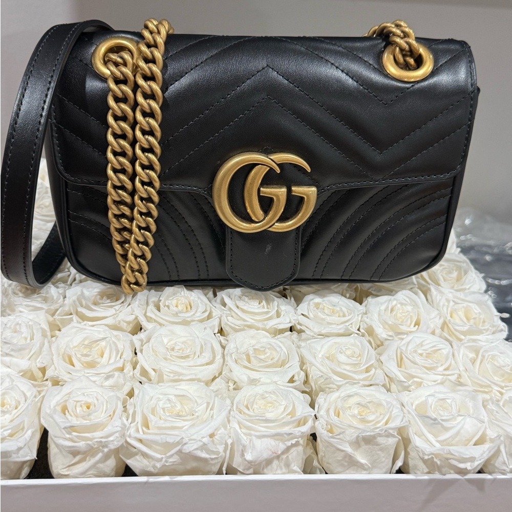 Black Gucci Leather Shoulder Bag with Gold Chain - Picture 4 of 8